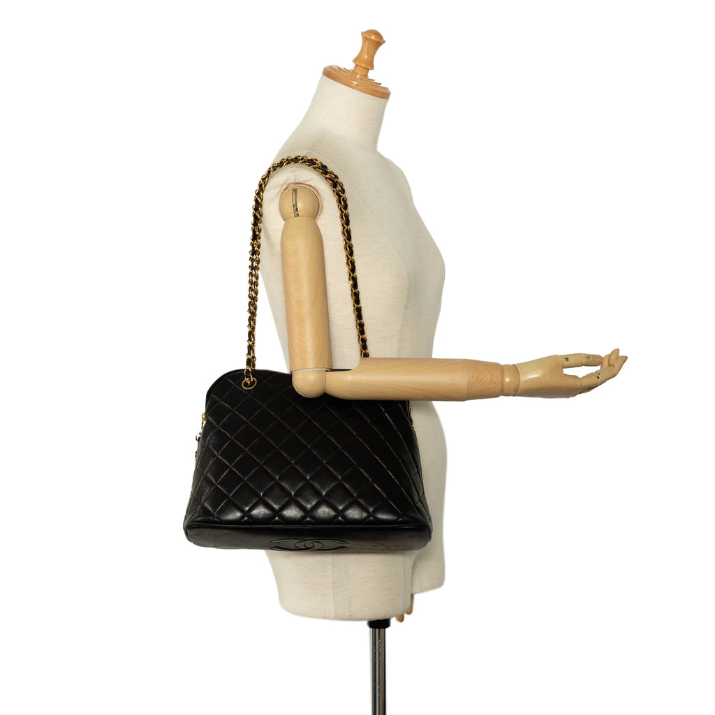 Pre-Owned Dome Leather Chanel Authenticated Quilted Shoulder Bag (Good) Unisex Black Lambskin