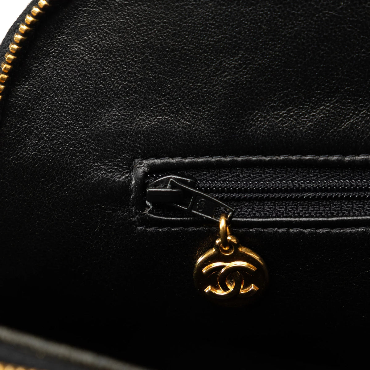 Pre-Owned Dome Leather Chanel Authenticated Quilted Shoulder Bag (Good) Unisex Black Lambskin