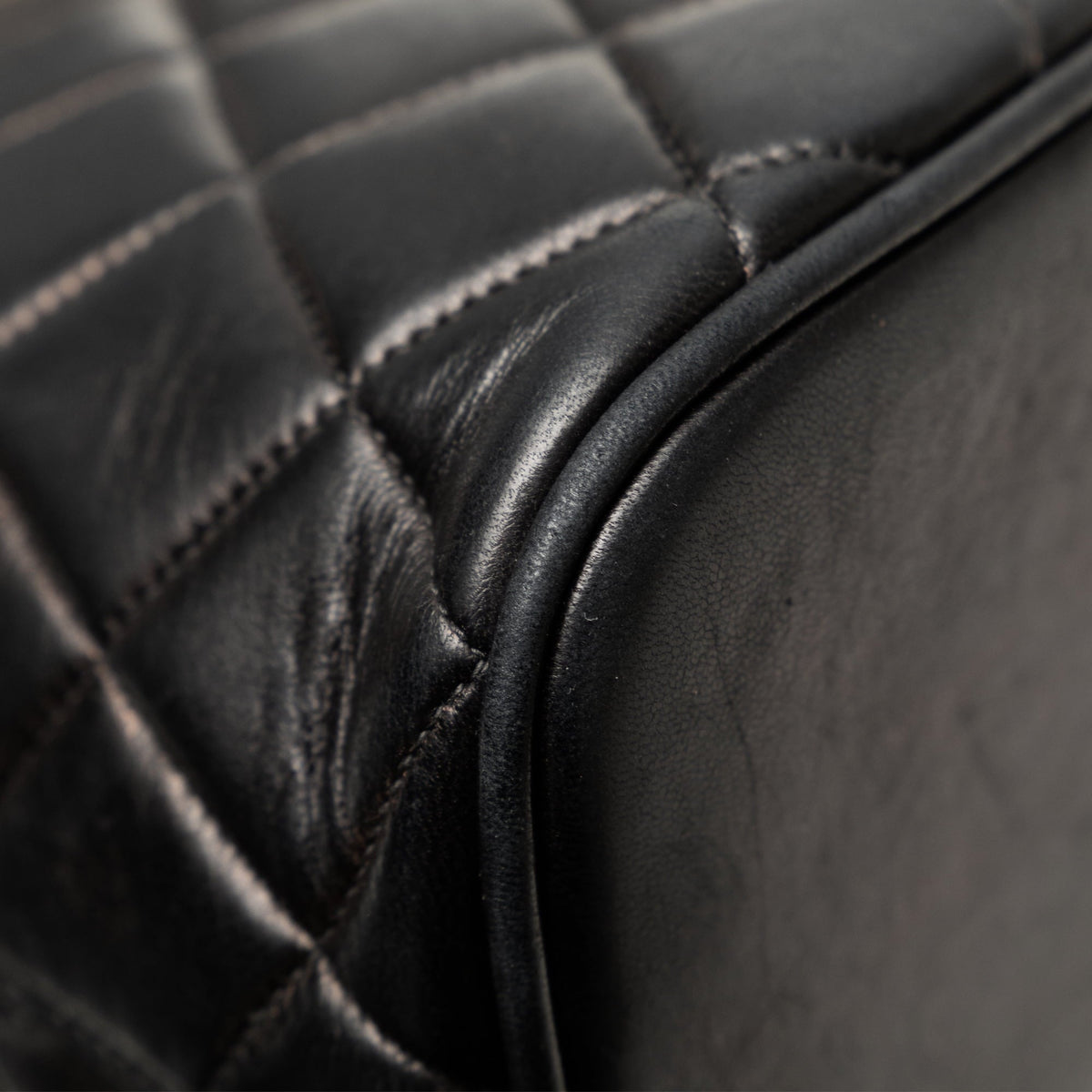 Pre-Owned Dome Leather Chanel Authenticated Quilted Shoulder Bag (Good) Unisex Black Lambskin