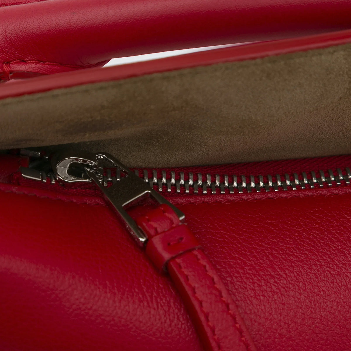 Red Puzzle (Good) Pre-Owned Authenticated Calf Mushroom Small Leather Satchel Edge Unisex LOEWE